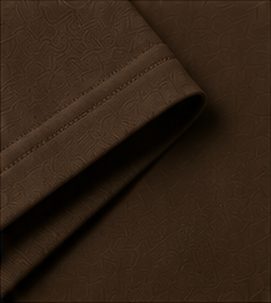 Camiseta Pima Signature na cor café, detalhe: outro