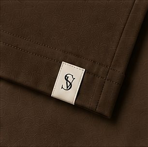 Camiseta Pima Signature na cor café, detalhe: outro
