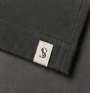 Camiseta Pima Signature na cor chumbo, detalhe: outro