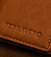 Carteira Slim Couro na cor caramelo, detalhe: outro