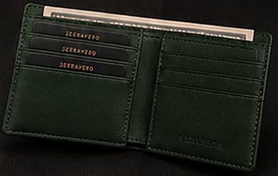 Carteira Slim Couro na cor verde floresta, detalhe: outro