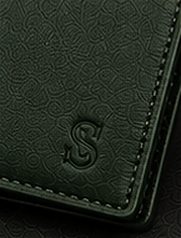 Carteira Slim Couro na cor verde floresta, detalhe do tecido
