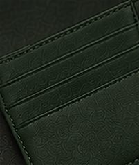 Carteira Slim Couro na cor verde floresta, detalhe: outro
