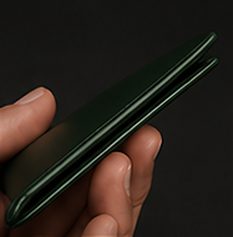 Carteira Slim Couro na cor verde floresta, detalhe: outro