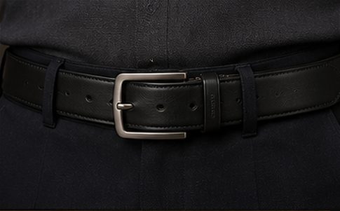 Cinto Couro Clássico na cor preto, detalhe: outro