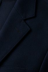 Costume Executivo na cor marinho, detalhe da gola