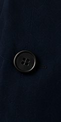 Costume Executivo na cor marinho, detalhe do botão