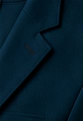 Costume Signature na cor azul petróleo, detalhe da gola