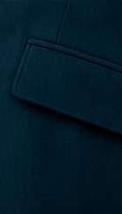 Costume Signature na cor azul petróleo, detalhe do bolso