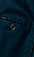 Costume Signature na cor azul petróleo, detalhe do bolso