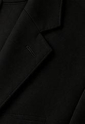 Costume Signature na cor preto, detalhe da gola