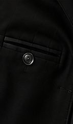 Costume Signature na cor preto, detalhe do bolso