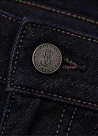Jeans Dark Premium na cor índigo escuro, detalhe do botão