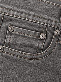 Jeans Vintage Clean na cor cinza lavado, detalhe do bolso