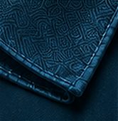 Lenço Signature na cor azul petróleo, detalhe: outro