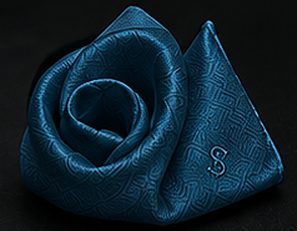 Lenço Signature na cor azul petróleo, detalhe: outro