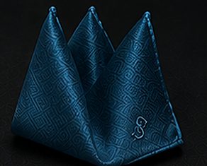 Lenço Signature na cor azul petróleo, detalhe: outro