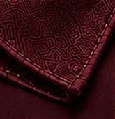 Lenço Signature na cor bordô, detalhe: outro