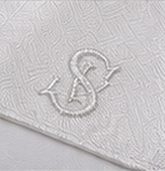 Lenço Signature na cor branco, detalhe: outro