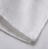 Lenço Signature na cor branco, detalhe: outro