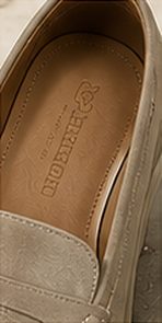 Mocassim Camurça Resort na cor areia, detalhe: outro