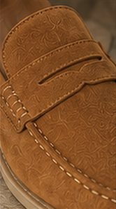 Mocassim Camurça Resort na cor caramelo, detalhe do tecido