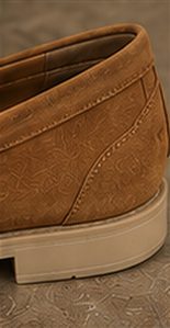 Mocassim Camurça Resort na cor caramelo, detalhe: outro