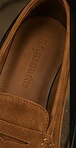 Mocassim Camurça Resort na cor caramelo, detalhe: outro