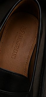Mocassim Couro Clássico na cor preto, detalhe: outro
