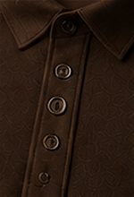 Overshirt Estruturada na cor café, detalhe do botão