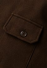 Overshirt Estruturada na cor café, detalhe do bolso
