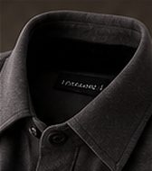 Overshirt Estruturada na cor chumbo, detalhe da gola