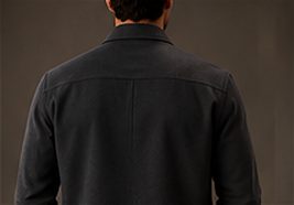 Overshirt Estruturada na cor chumbo, detalhe: outro
