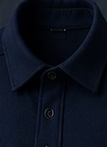 Overshirt Estruturada na cor marinho, detalhe da gola