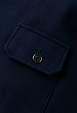 Overshirt Estruturada na cor marinho, detalhe do bolso