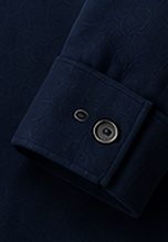 Overshirt Estruturada na cor marinho, detalhe do punho