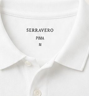 Polo Piquet Essencial na cor branco, detalhe da gola