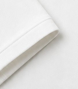 Polo Piquet Essencial na cor branco, detalhe do punho