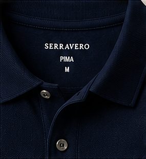 Polo Piquet Essencial na cor marinho, detalhe da gola