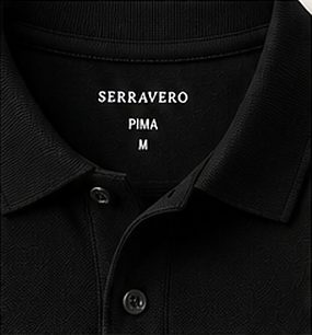 Polo Piquet Essencial na cor preto, detalhe da gola