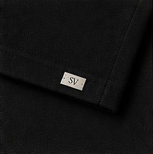 Polo Piquet Essencial na cor preto, detalhe: outro