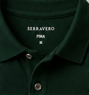 Polo Piquet Essencial na cor verde floresta, detalhe da gola
