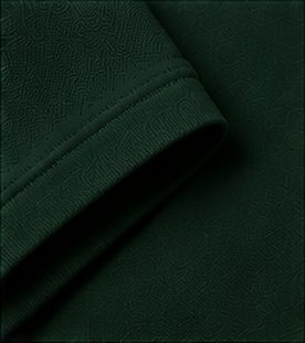 Polo Piquet Essencial na cor verde floresta, detalhe do punho