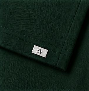 Polo Piquet Essencial na cor verde floresta, detalhe: outro