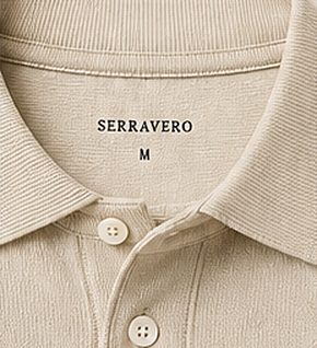 Polo Tricot Signature na cor areia, detalhe da gola