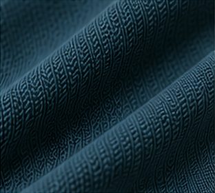 Polo Tricot Signature na cor azul petróleo, detalhe do tecido