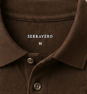 Polo Tricot Signature na cor café, detalhe da gola