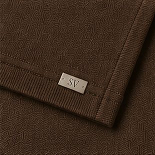 Polo Tricot Signature na cor café, detalhe: outro