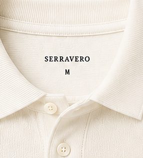 Polo Tricot Signature na cor off-white, detalhe da gola