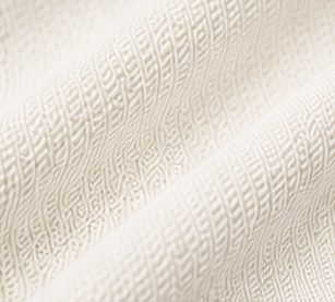Polo Tricot Signature na cor off-white, detalhe do tecido